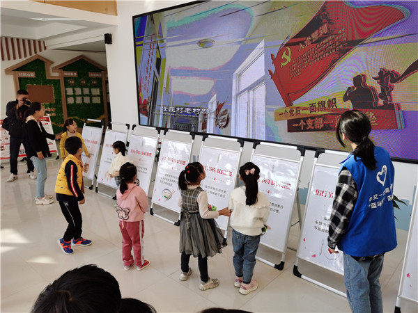 孩子们观看展览1_副本.jpg 孩子们观看展览1_副本.jpg