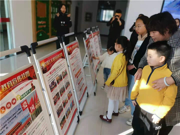 孩子们在家长陪同下观看展览_副本.jpg 孩子们在家长陪同下观看展览_副本.jpg