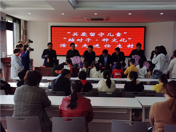 向孩子们赠送书包等学习用品_副本.jpg 向孩子们赠送书包等学习用品_副本.jpg