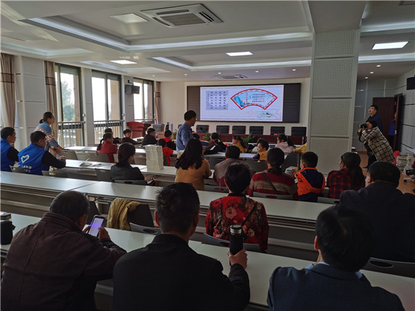 吴要金老师为孩子们授课_副本.jpg 吴要金老师为孩子们授课_副本.jpg