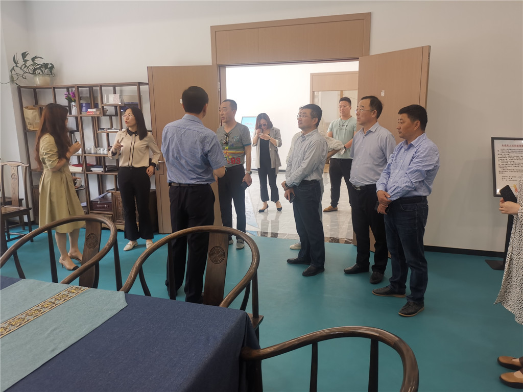 图为金湖扬中两地文化工作者在互动交流.jpg 图为金湖扬中两地文化工作者在互动交流.jpg