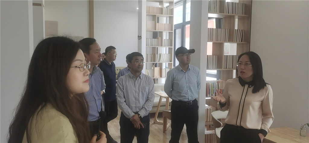 图为金湖扬中两地文化工作者在交流互动.jpg 图为金湖扬中两地文化工作者在交流互动.jpg