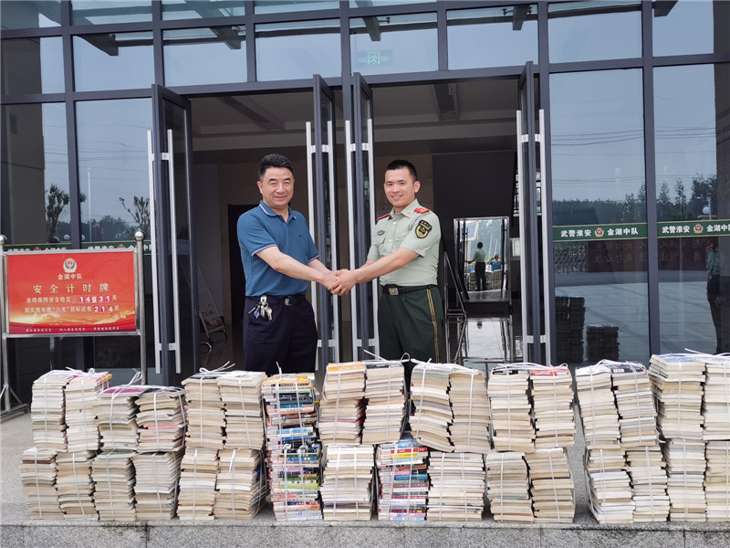 县图书馆为武警中队配置图书.jpg 县图书馆为武警中队配置图书.jpg
