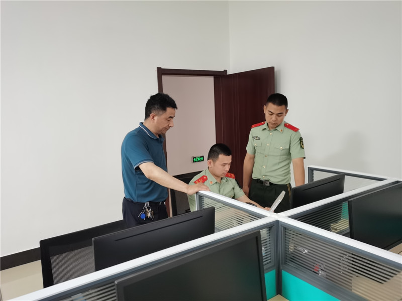 官兵在实际操作借还图书.jpg 官兵在实际操作借还图书.jpg