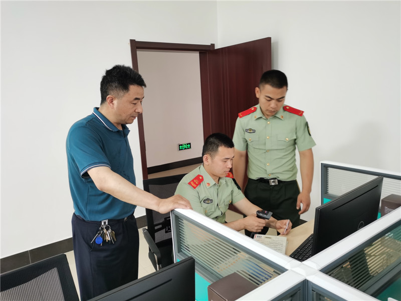 官兵在实践操作借还图书.jpg 官兵在实践操作借还图书.jpg